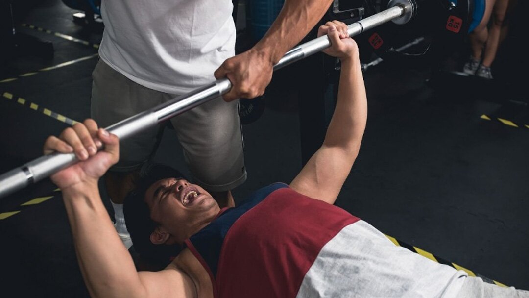 How to be a Successful Spotter - Bodybuilding.com